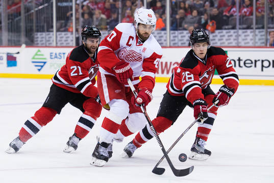 New Jerseys Kyle Palmieri och Damon Severson utmanas av