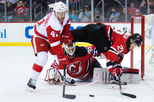 Detroits Luke Glendening oroar framför New Jerseys