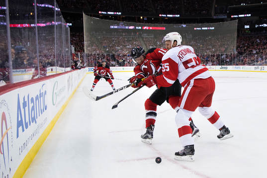 New Jerseys PA Parenteau tacklas av Detroits Niklas Kronwall