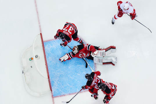 Detroits Frans Nielsen (t h) gör 0-1 bakom New Jerseys