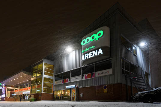 Kraftigt snöfall undanför Coop Norrbotten Arena
