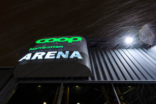 Kraftigt snöfall undanför Coop Norrbotten Arena