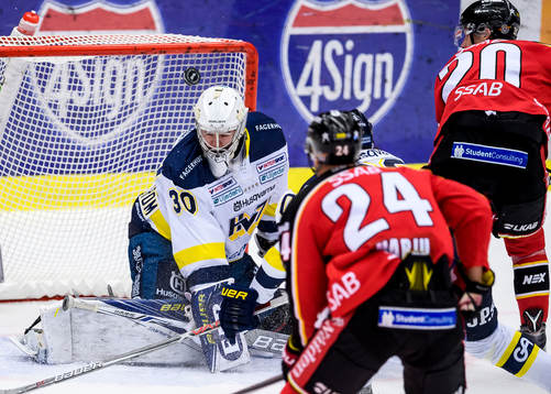 s målvakt Linus Söderström räddar ett skott med axeln