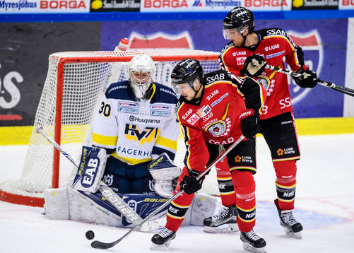 Luleås Petter Emanuelsson försöker styra pucken förbi