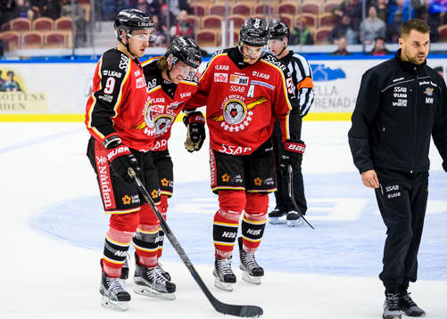 Luleås Pontus Själin får hjälp att ta sig av isen