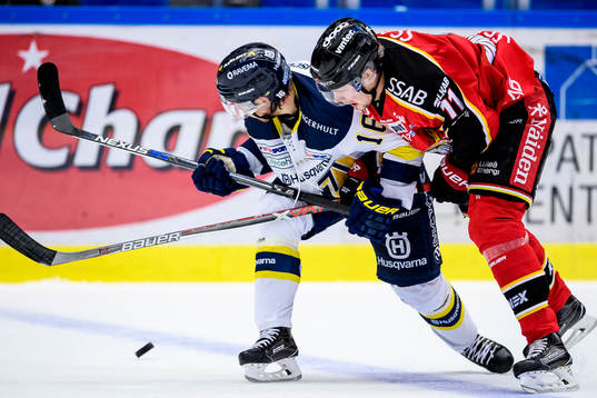 s Filip Sandberg försöker hålla undan Luleås Petter