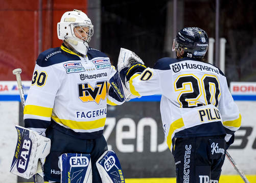 s målvakt Linus Söderström jublar