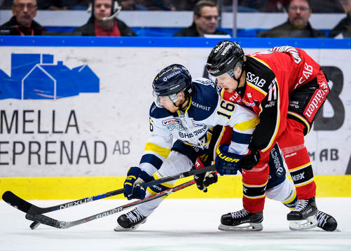 s Filip Sandberg försöker hålla undan Luleås Petter