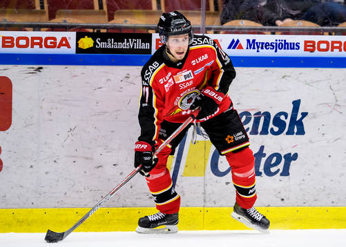 Luleås Petter Emanuelsson med pucken