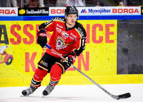 Luleås Julius Junttila med pucken