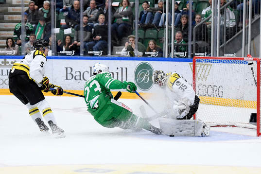Rögles Daniel Sylwander är fri mot Brynäs målvakt David