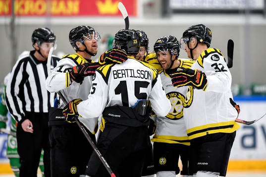 Brynäs Simon Bertilsson jublar