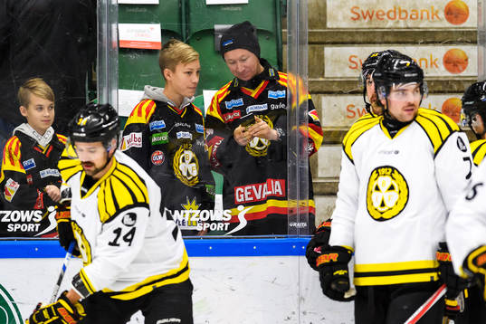 Några Brynäs supporters tittar på uppvärmningen