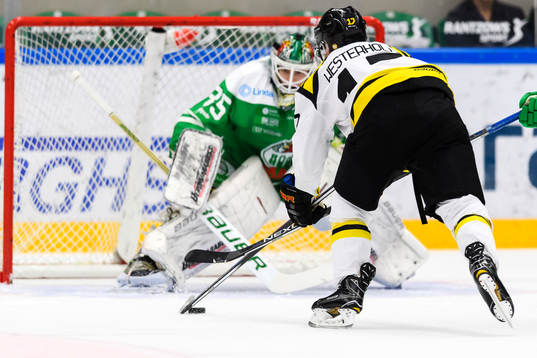Brynäs Pathrik Westerholm oroar framför Rögles målvakt