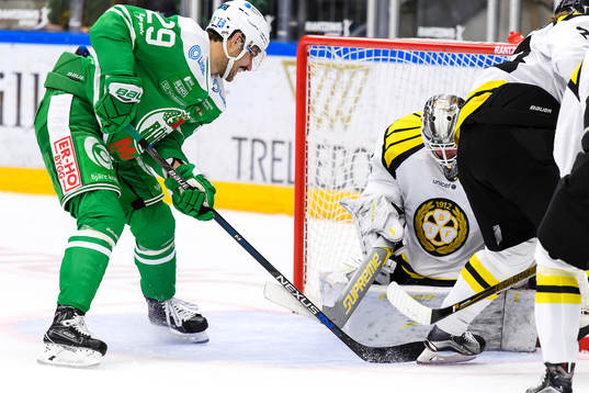Rögles Ludvig Rensfeldt framför Brynäs målvakt David