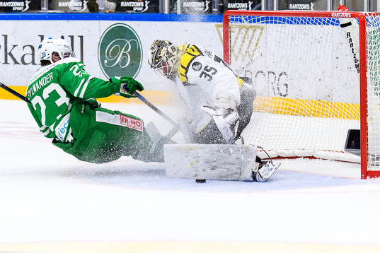 Rögles Daniel Sylwander gör ner framför Brynäs målvakt