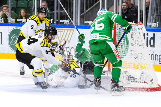Rögles Daniel Sylwander gör ner framför Brynäs målvakt