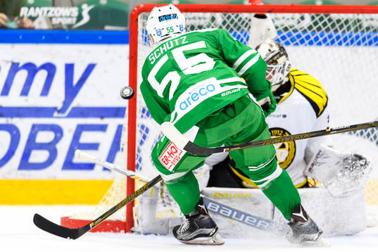 Rögles Felix Schütz oroar framför Brynäs målvakt David