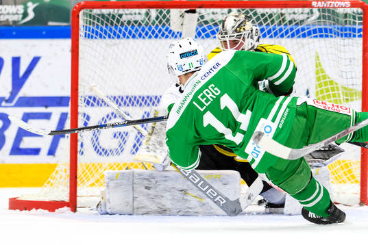Rögles Bryan Lerg gör 1-1 bakom Brynäs målvakt David