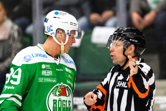 Rögles David Åslin samtalar med domare Wolmer Edqvist