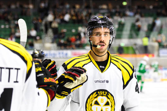 Brynäs Jesper Jensen jublar med båset