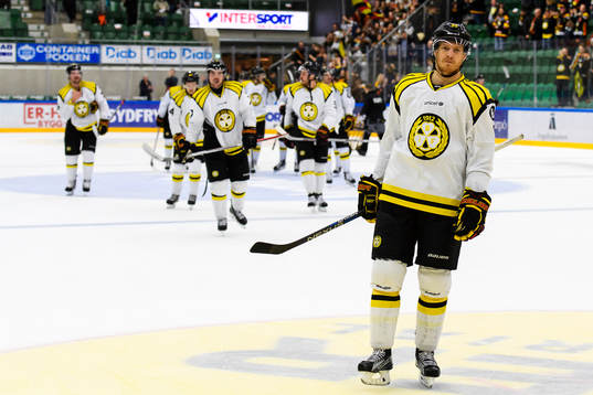 Brynäs Nick Johnson lämnar isen