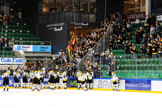Brynäs spelare jublar och tackar sina supporters