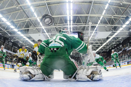 Brynäs Pathrik Westerholm (ej i bild) gör 0-1 bakom