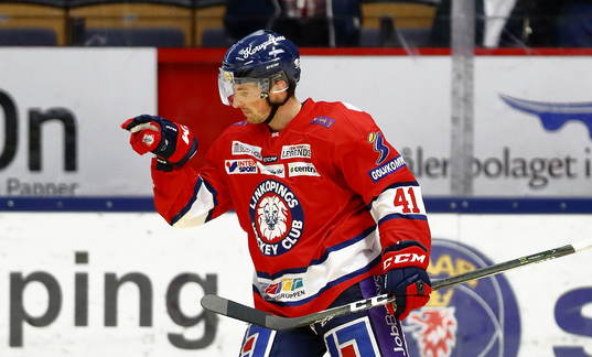 Linköpings Broc Little jublar  vid mål 2-0 av Linköpings