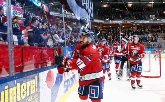 Linköpings spelare med Garrett Roe jublar och tackar