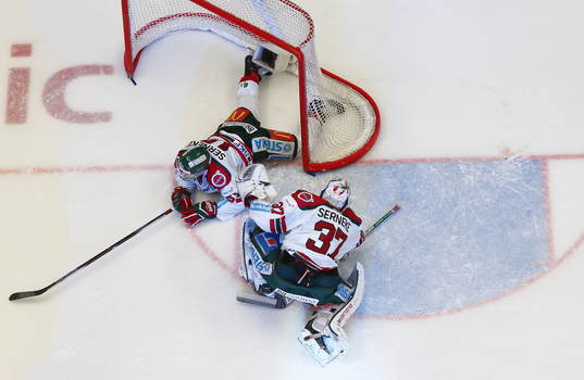 Frölundas målvakt Johan Gustafsson deppar