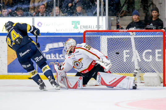 s Erik Christensen gör mål på straff bakom Luleås