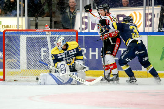 s målvakt Fredrik Pettersson-Wentzel och Niklas Hansson
