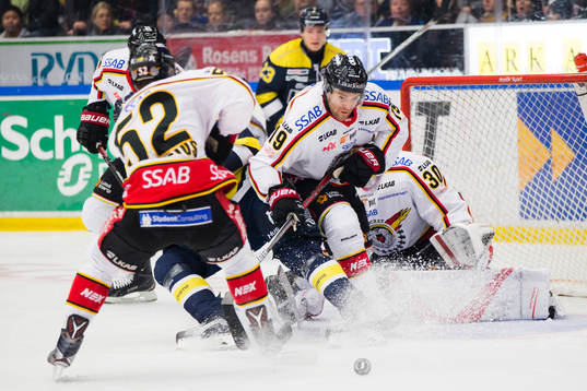 Luleås Jacob Lagacé med blicken på pucken