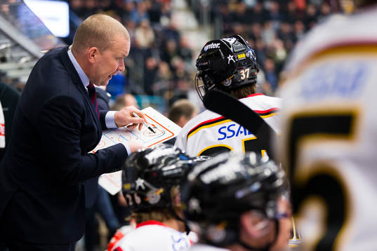 Luleås huvudtränare Stefan Nilsson instruerar Luleås