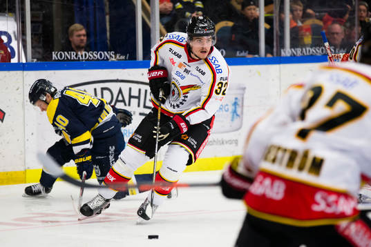 Luleås Oscar Engsund med pucken
