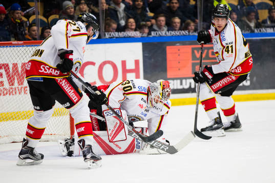 Luleås målvakt Filip Gustavsson blockerar