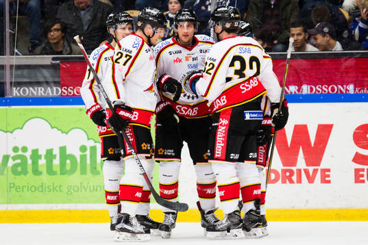 Luleås Anton Hedman jublar med lagkamrater
