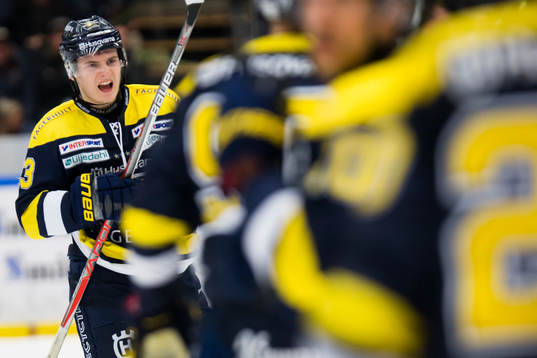 s Lias Andersson grimaserar
