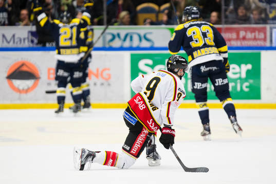 s spelare jublar och Luleås Johan Forsberg deppar