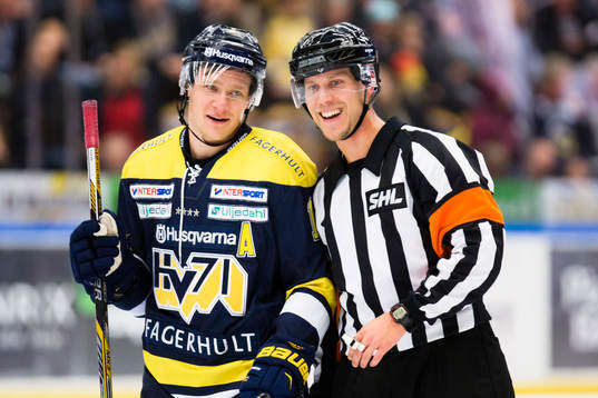s Simon Önerud och domaren Andreas Harnebring skrattar