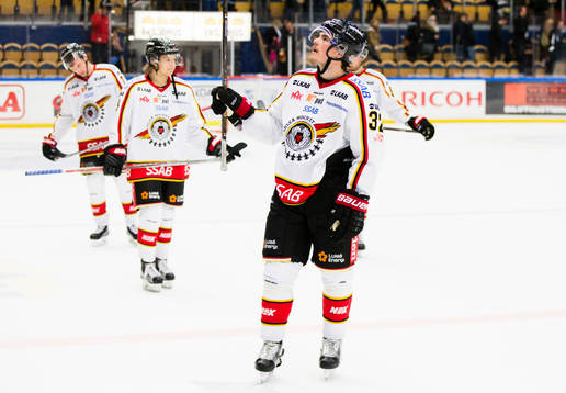 Luleås Oscar Engsund tackar publiken
