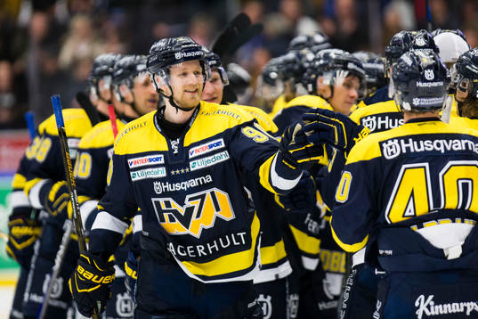 s Ted Brithén jublar med lagkamrater