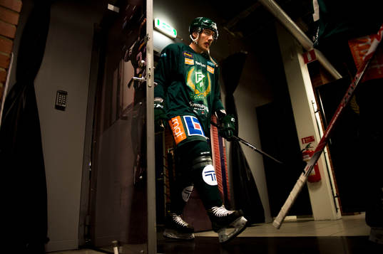 Färjestads John Persson på väg ut på isen innan