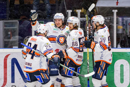 Växjös Pontus Netterberg jublar