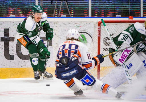 Färjestads Magnus Nygren och Växjös Adam Brodecki