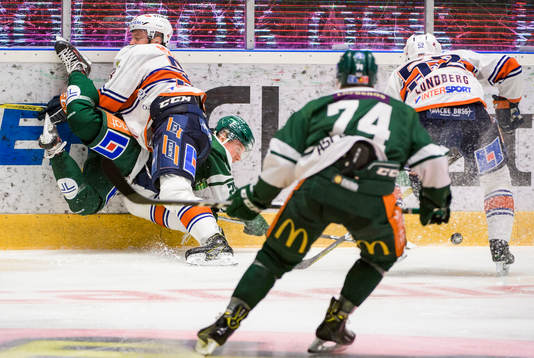 Färjestads Oskar Steen får en tackling