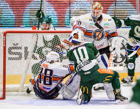 Växjös målvakt Joacim Eriksson håller sin handske över