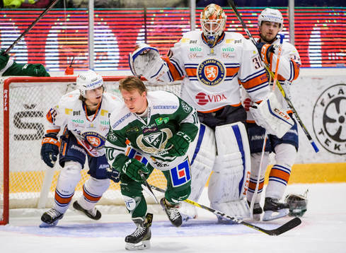 Färjestads Marcus Nilsson åker iväg från Växjös