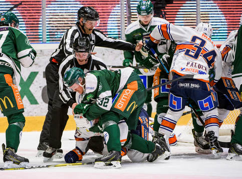 Färjestads Magnus Nygren är med i ett stort slagsmål som